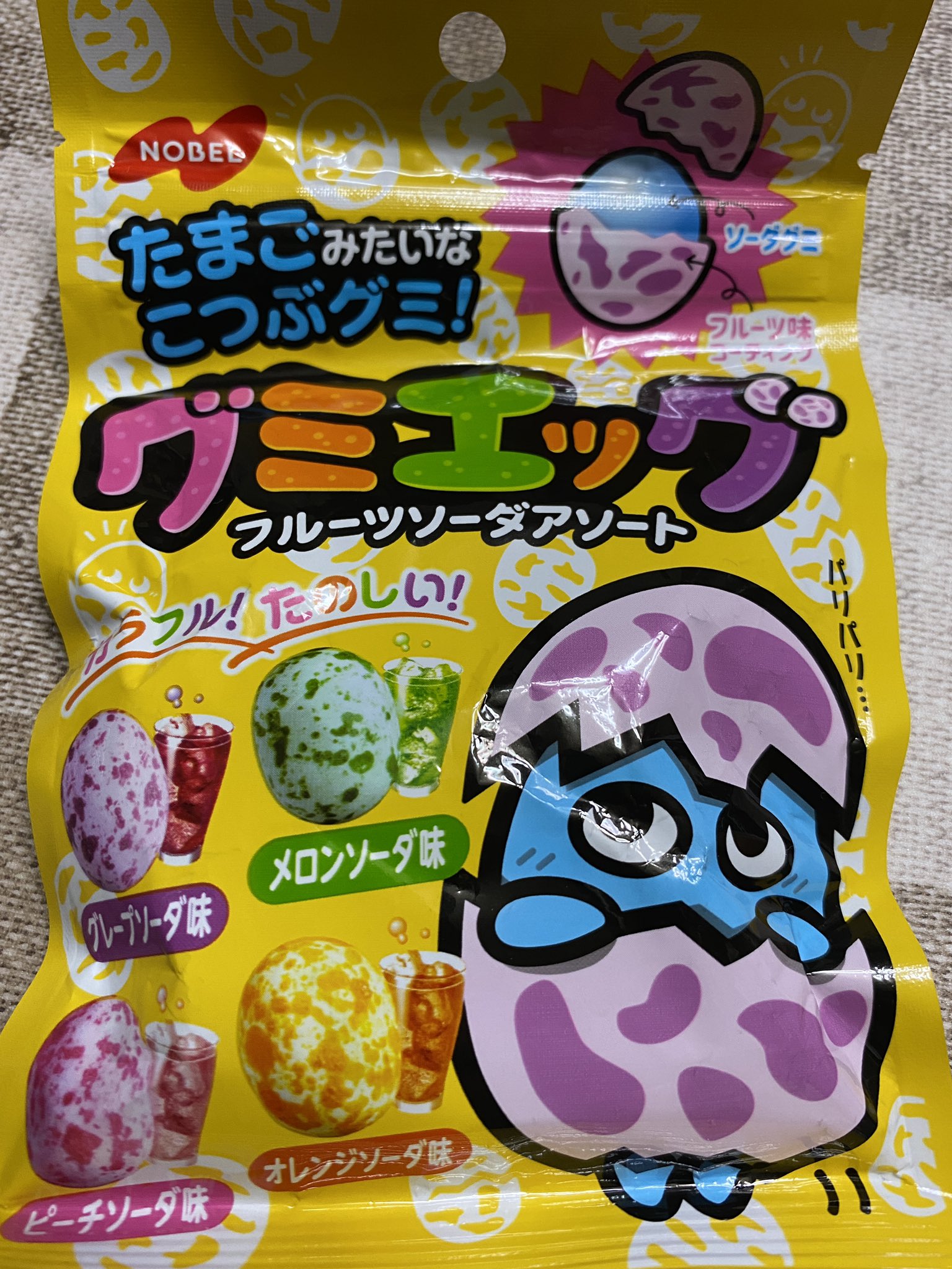 Gumi Bar かむかむ Nobel グミエッグフルーツソーダアソート 味4種 グレープソーダ メロンソーダ ピーチ ソーダ オレンジソーダ 外が糖衣で覆われておりパリパリする メントスの外皮に近い 中はソーダ味のグミ 弾力は果汁グミよりやや固め Gumi Bar かむかむ Nobel グミエッグフルーツソーダアソート 味4種 グレープソーダ メロンソーダ ピーチ ソーダ オレンジソーダ 外が糖衣で覆われておりパリパリする メントスの外皮に近い 中はソーダ味のグミ 弾力は果汁グミよりやや固め