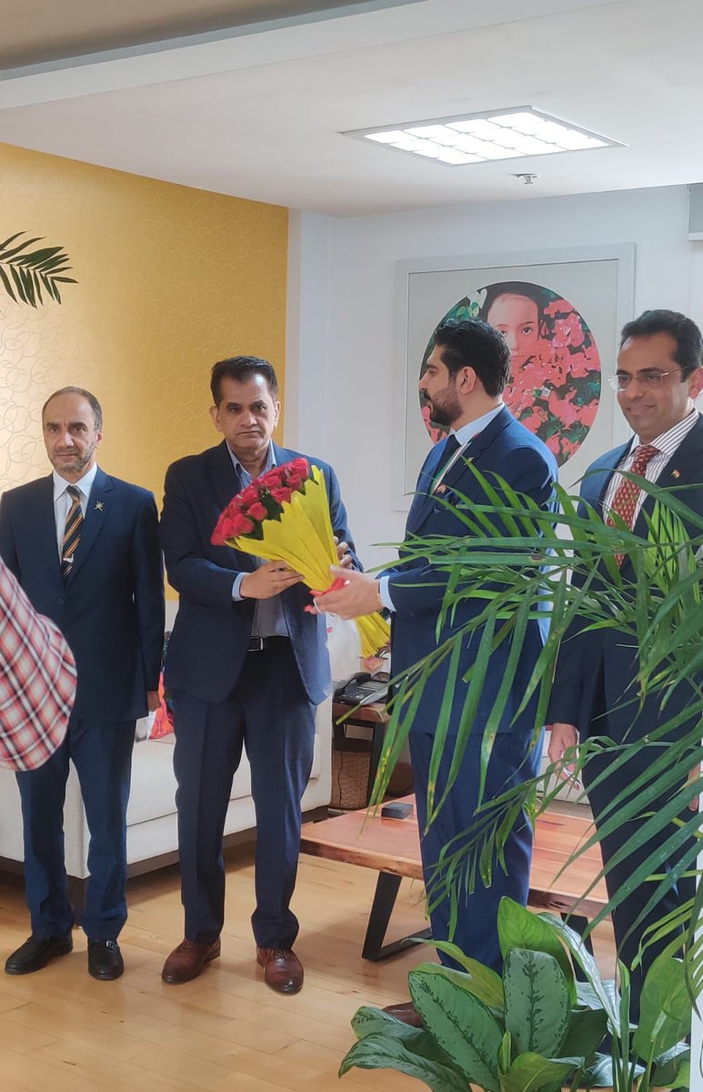 #NITIAayog held a meeting today, with a delegation from #Oman led by Qais bin Mohammed al Yousef, Minister of Commerce, Industry and Investment  to strengthen cooperation between 🇮🇳 and 🇴🇲 for: 

👉Industry
👉Energy
👉Trade and Commerce
👉Investments
👉MSMEs 
👉Telecom