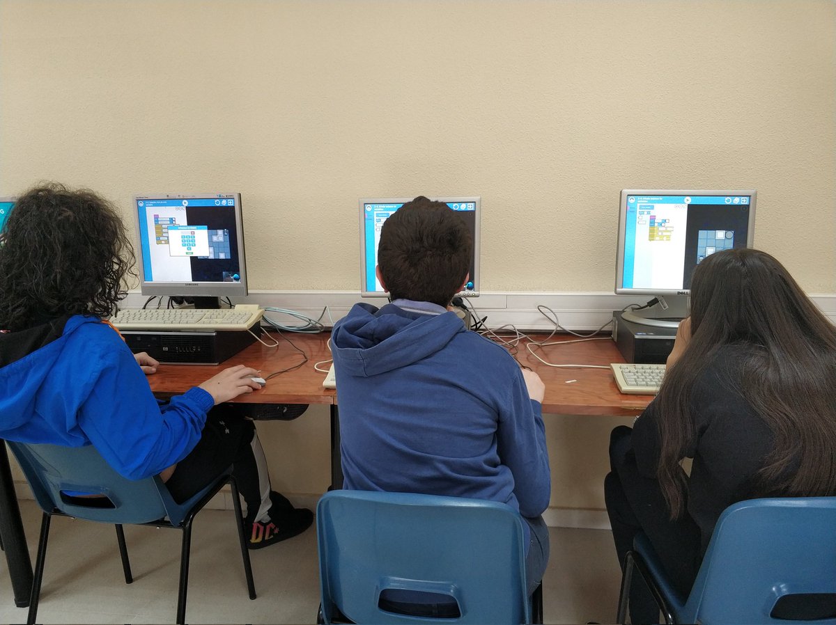 morcalant's tweet photo. Último día en IES José Hierro de Getafe, donde han probado el #JuegoSerio Articoding. Videojuego desarrollado en @informaticaucm para enseñar conceptos básicos de programación. 
90 alumnos de diferentes cursos han podido aprender con Articoding. 
Muchas gracias al instituto!! https://t.co/ZxWxPGT0vc