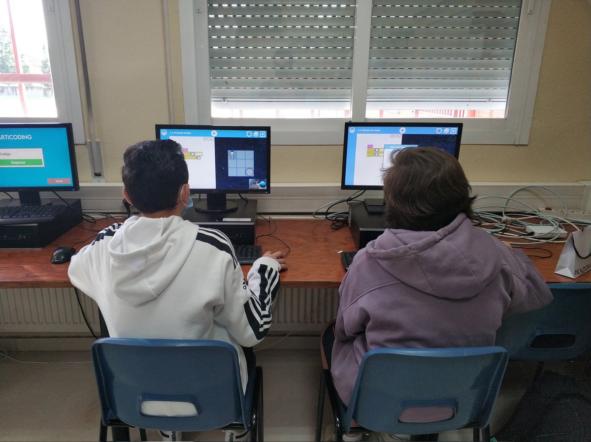 morcalant's tweet photo. Último día en IES José Hierro de Getafe, donde han probado el #JuegoSerio Articoding. Videojuego desarrollado en @informaticaucm para enseñar conceptos básicos de programación. 
90 alumnos de diferentes cursos han podido aprender con Articoding. 
Muchas gracias al instituto!! https://t.co/ZxWxPGT0vc