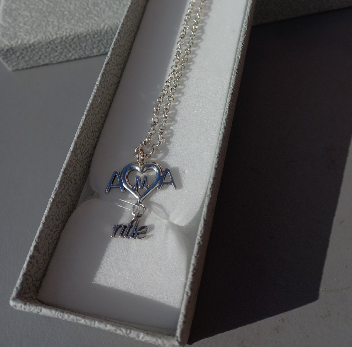 Thabo_S_Sejesho's tweet photo. #TSArts
#TSBlingBling
Just interpreted the clients idea and came up with this beautiful necklace. 925 silver
#jewellry #Hussle https://t.co/UHU5kGqqB6