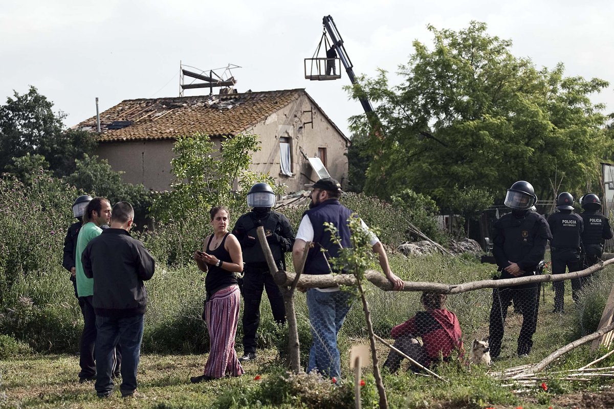 #ACTUALITZACIÓ | Fixen el 8 de juny com a nova data del judici de <a href="/CanPiella/">Can Piella - #JudiciCanPiella 2022</a> directa.cat/una-decada-per… Aquell dia han convocat una concentració solidària durant tot el matí davant dels jutjats de #Sabadell. Guille Larios explica el cas. Fotos de Robert Bonet (<a href="/desdelacandona/">desdelacandona</a>).