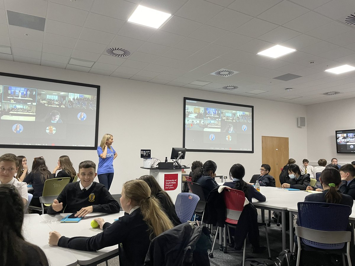 JulianCisco's tweet photo. What an amazing start to #kidsinIT event @CiscoUKI and @USWcomms @USWCybers always a pleasure to be working with @ClareOnTheRun The future is bright in the hands of our next generation #GenZ #TechValleys @josephsul1985 https://t.co/hV4NuT668E