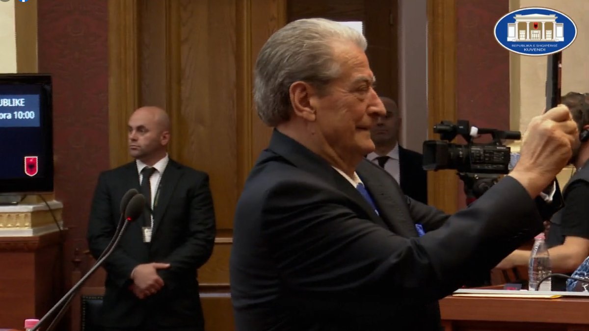 SaliBerisha's tweet photo. VIDEO- Berisha ‘shkrin’ Kuvendin, hap kamerën e nis të filmojë në kulmin e debatit https://t.co/YPWrcd8GVh https://t.co/ceR8MLuyvR
