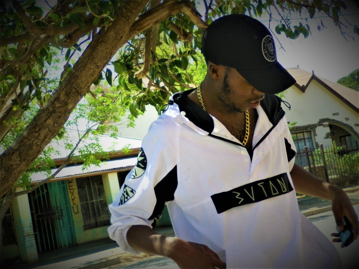 FQmill's tweet photo. Im best producer to come outta bloem 
@05HipHopUpdates 
@CUTFM1058 
@KovsieFM97 
Follow Me On Insta @freqmill_sa https://t.co/MvEVUkGUqF