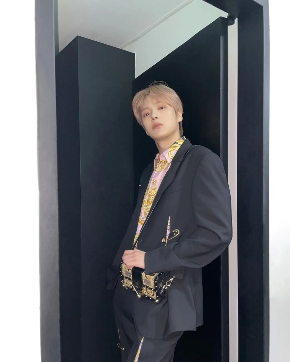 Minhyuk_Brasil's tweet photo. 📲 |INSTAGRAM| • 12.05.22
▪️ @/go5rae
🐶

"V😃I'm so fendi😃S
#AD #FENDACE #VERSACEBYFENDI"

🔗https://t.co/ffAhbREbC2

#민혁 #ミニョク #MINHYUK 
#몬스타엑스 #MONSTAX 
@OfficialMonstaX https://t.co/6OQMASJsi5