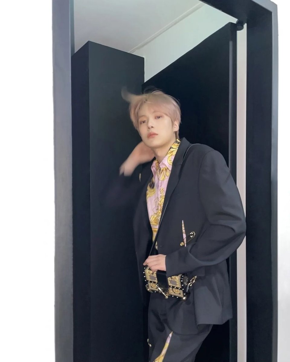 Minhyuk_Brasil's tweet photo. 📲 |INSTAGRAM| • 12.05.22
▪️ @/go5rae
🐶

"V😃I'm so fendi😃S
#AD #FENDACE #VERSACEBYFENDI"

🔗https://t.co/ffAhbREbC2

#민혁 #ミニョク #MINHYUK 
#몬스타엑스 #MONSTAX 
@OfficialMonstaX https://t.co/6OQMASJsi5