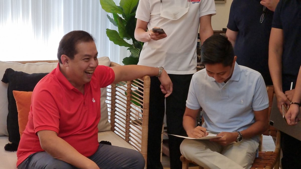 inquirerdotnet's tweet photo. LOOK: Newly-elected Ilocos Rep. Sandro Marcos, together with other members of the House of Representatives, pays a courtesy visit to Majority Leader Martin Romualdez to throw his support behind NUP's bid to elect the Leyte Congressman as the next Speaker. | 📷: Lakas-CMD https://t.co/XHXPrxU52s