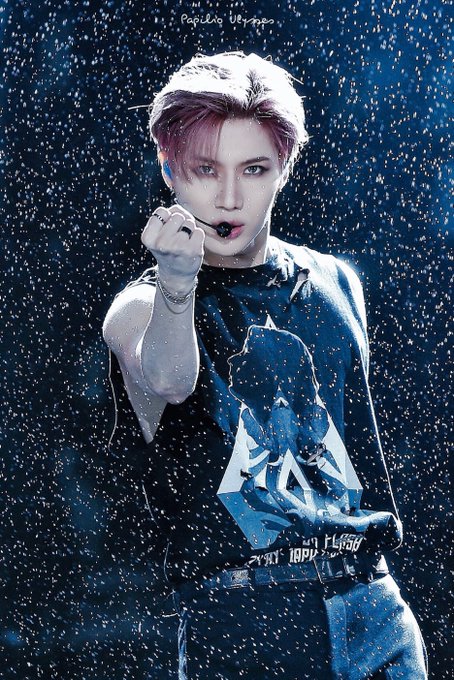 빗사이로 보이는 태민이 떨어지는 빗방울들의 시간이 멈추게 한듯 주먹을 쥐고 있다. 진중하지만 매서운 눈빛은 앞을 향해 보고있으며 조명이 닿는 그의 몸은 빛나고 있다. 사람이 맞는지 의문이 들었던 MOVE 무대.</p> <p>Taemin is standing in midst of rain, holding his fist as if he put halt to the raindrops from falling. His grounded but fierce gaze is pointing straight ahead and every part of his body the spotlight touches is glowing. The Move performance made one wonder if he really is a human.