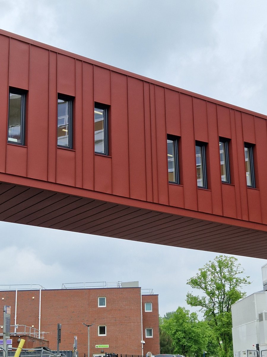 Murphy Philipps are very pleased to see the new connection bridge in place as part of the rehab ward extension and remodelling at Epsom General Hospital.
@epsom_sthelier
<a href="/willmottdixon/">Willmott Dixon</a>
#Artelier

#healthcarearchitecture #architecture #connectionbridge #epsomgeneralhospital