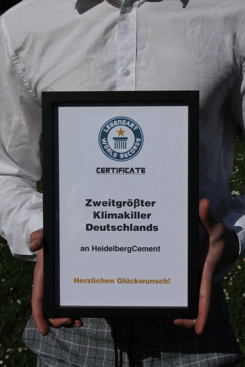 XR_Heidelberg's tweet photo. Heute ist ein besonderer Tag für einen speziellen Botschafter #Heidelbergs: @hd_cement präsentiert seinen Aktionär:innen eine Bilanz als zweitgrößer dt. Klimakiller, kombiniert mit völkerrechtswidrigen Handlungen in der ganzen Welt.
Eine preiswürdige Bilanz!
#EndCement
1/2 https://t.co/YSRbcV0RGH