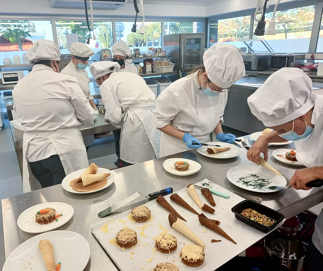 InsAlimentsBCN's tweet photo. 🥮Carrot cake nutritiva amb quinoa i espirulina!🥕L'ha elaborat l'alumnat de 2n de #Forneria, #Pastisseria i Confiteria.

Aprenem els conceptes clau sobre les postres veganes. 🍏🥥

#FormacióProfessional https://t.co/LQqnMh0HvY