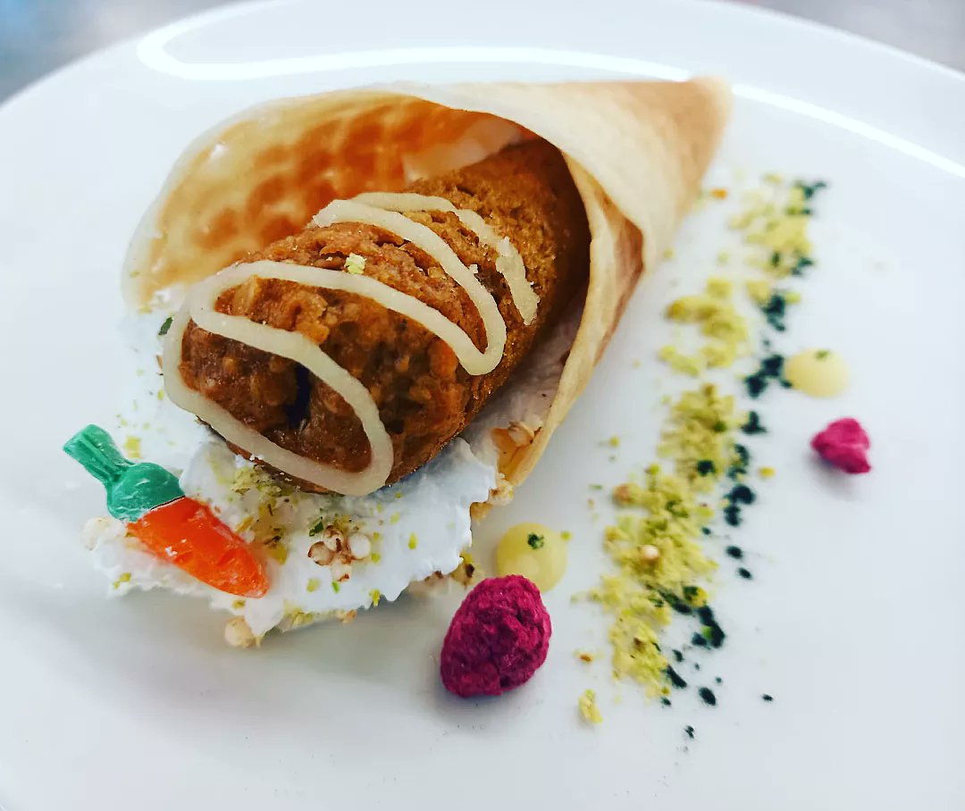 InsAlimentsBCN's tweet photo. 🥮Carrot cake nutritiva amb quinoa i espirulina!🥕L'ha elaborat l'alumnat de 2n de #Forneria, #Pastisseria i Confiteria.

Aprenem els conceptes clau sobre les postres veganes. 🍏🥥

#FormacióProfessional https://t.co/LQqnMh0HvY