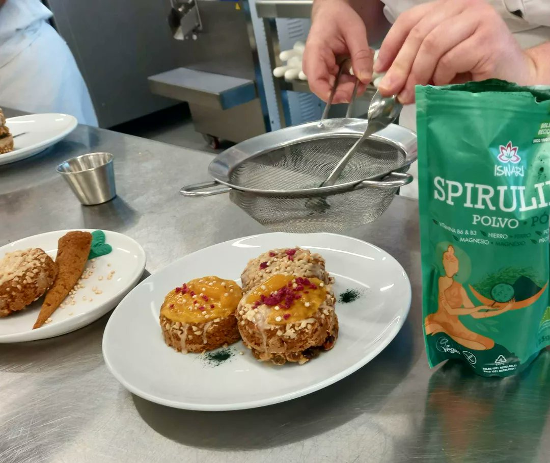 InsAlimentsBCN's tweet photo. 🥮Carrot cake nutritiva amb quinoa i espirulina!🥕L'ha elaborat l'alumnat de 2n de #Forneria, #Pastisseria i Confiteria.

Aprenem els conceptes clau sobre les postres veganes. 🍏🥥

#FormacióProfessional https://t.co/LQqnMh0HvY