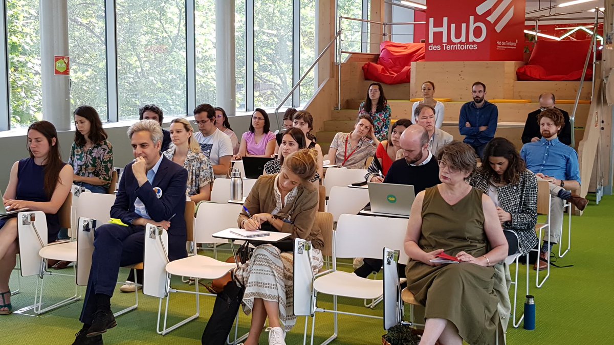 BanqueDesTerr's tweet photo. Ce matin au #HubdesTerritoires : Le #réemploi au cœur des échanges ! ♻️

Avec 5 millions de tonnes de plastiques produits en France chaque année, dont 50% uniquement pour les emballages, le réemploi est un enjeu majeur pour les #collterr. 

#NotreActionESS #ESS https://t.co/8lztvivDjq