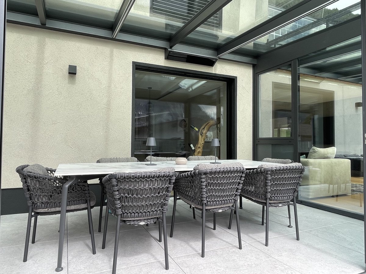 BURDA_WTG's tweet photo. RELAX GLASS  2,2KW in Schwarz auf einer privaten Terrasse.

RELAX GLASS  2,2KW in black on a private terrace.

Thank you @erax.at for the picture. 

#heater #heizstrahler #infrarotheizstrahler #infraredheater #somfy #homecontrol #smarthome #outdoorheater #outdoordesign #outdoor https://t.co/6FAkHZeSlj