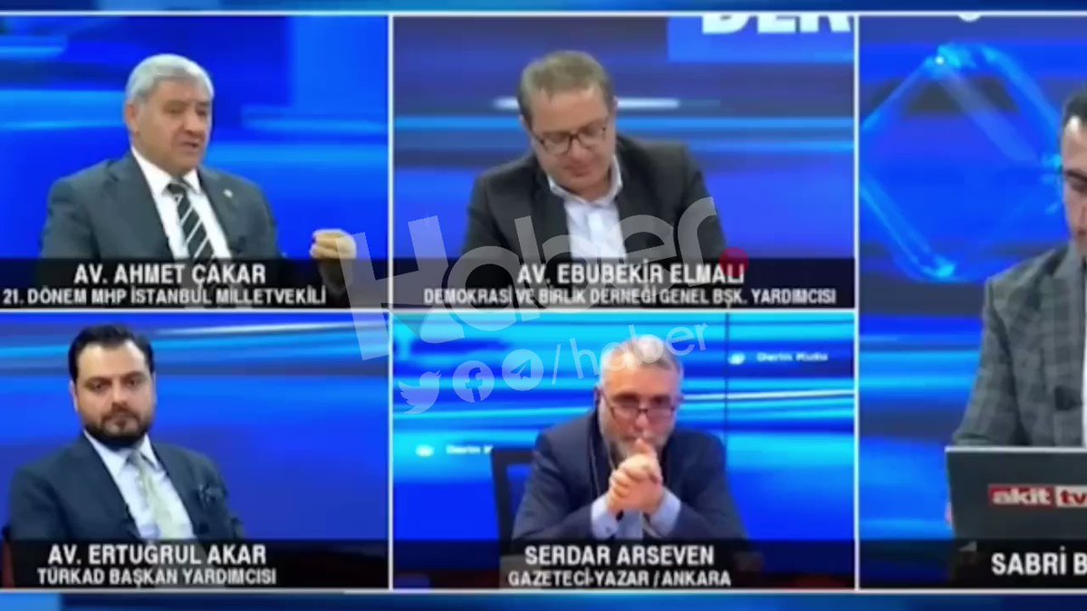 OzgurGencKadin's tweet photo. MHP'li faşist, kadın düşmanı erkekler, hayatlarımıza dil uzatmaya çalışıyor.

Bir suç varsa, o da sizin Melis Sezen'e yönelik tacizinizdir. Bedenimize, kıyafetlerimize, yaşam tarzımıza karışmanıza izin vermeyeceğiz.

Özgürce giyinecek, özgürce yürüyecek, özgürce yaşayacağız. https://t.co/I8DBD2RLJN