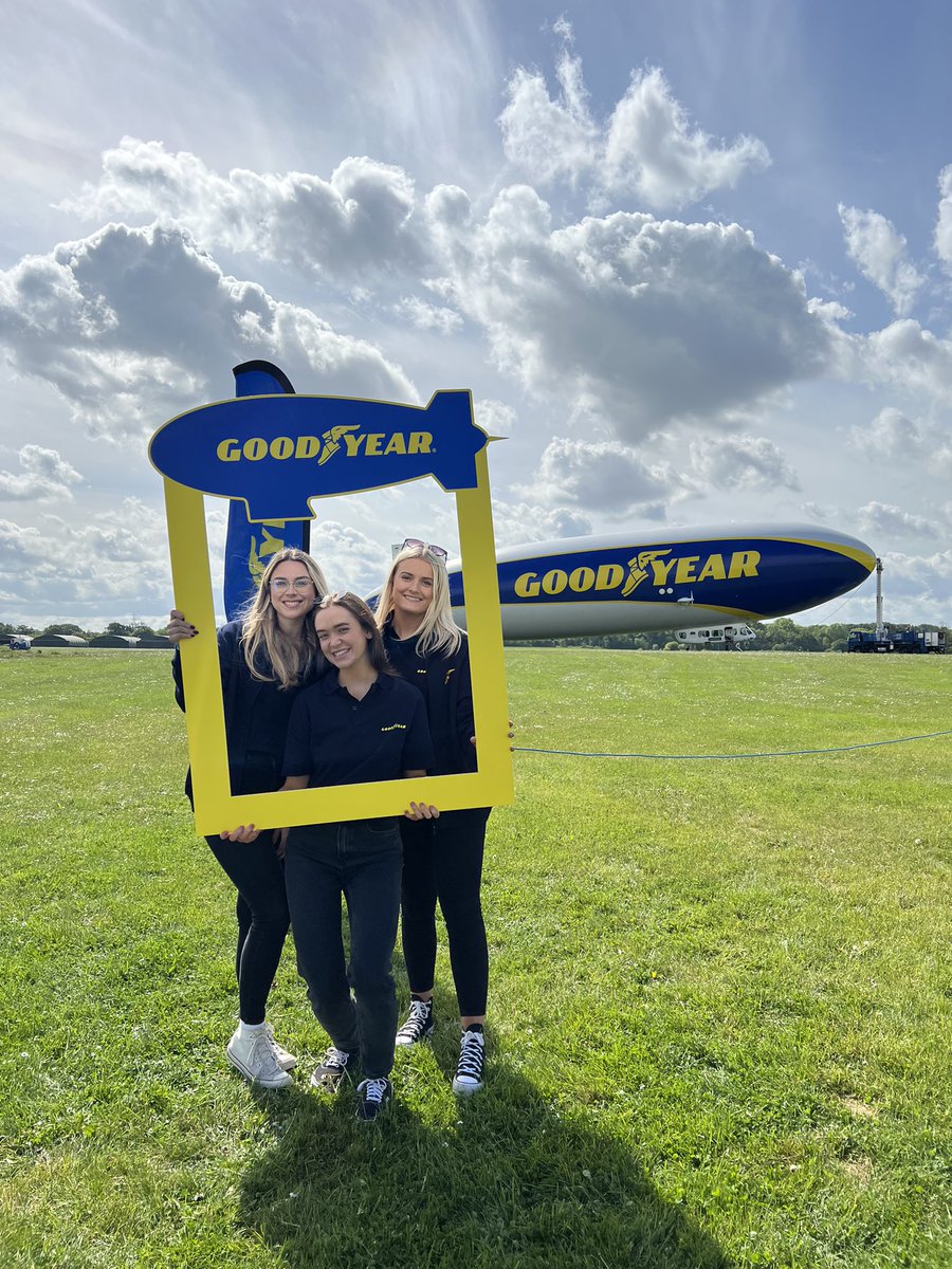 HiQAutocare's tweet photo. #LookUpLondon #GoodyearBlimp 💙💛 https://t.co/nTrRaPHDy4