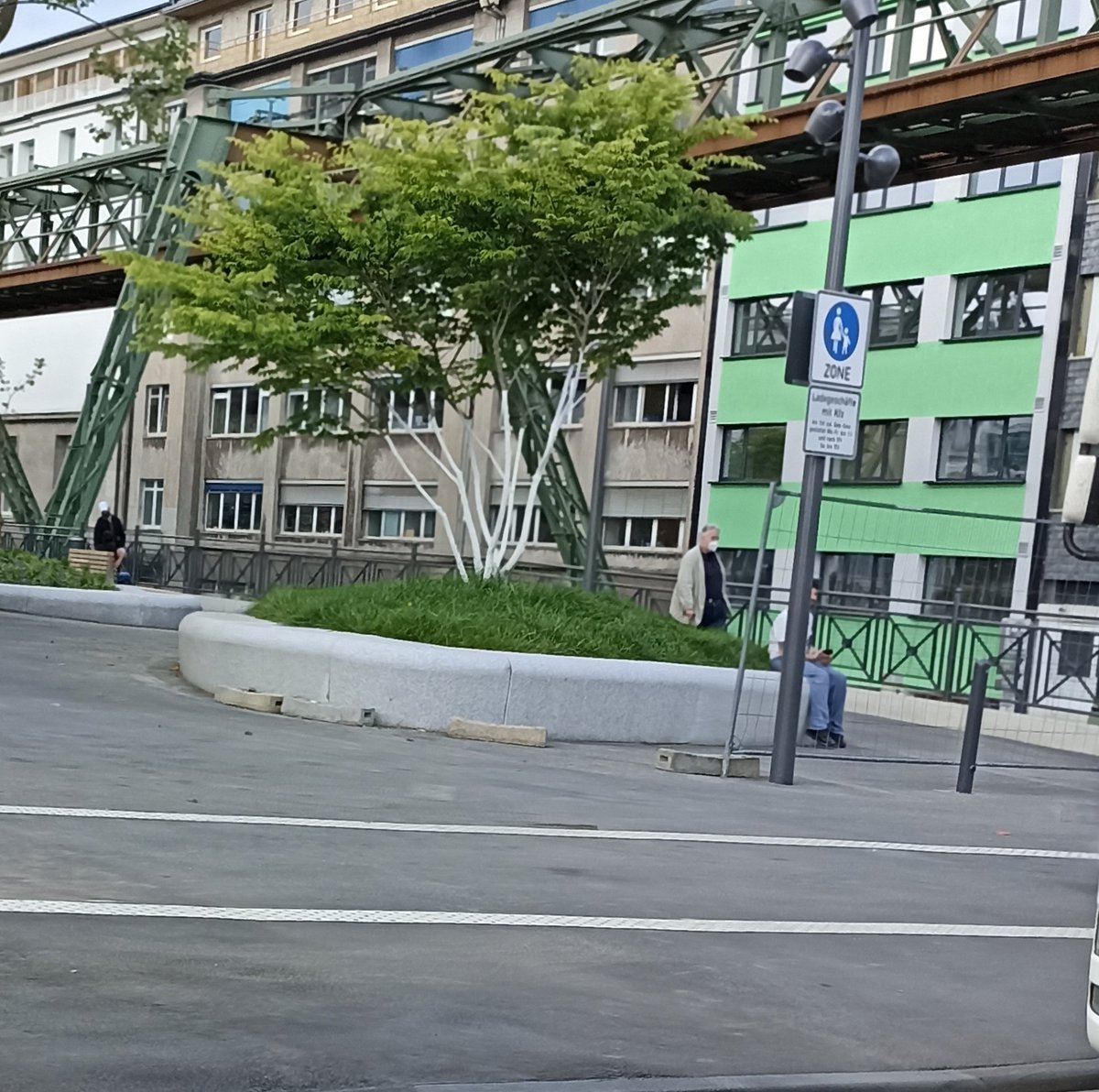kerstinschrde16's tweet photo. #wuppertal #mittagspause

Links: gesunder #klimaretter #buchenwald den #bugasonicht retten will mit JA!keine #buga31!

Rechts:So sieht @stadt_wuppertal + Förderverein proBUGA die #Natur.
So sehen zukünftige Ausgleichsflächen aus f. Abholzung v. siehe links https://t.co/4gRTC3yM4w