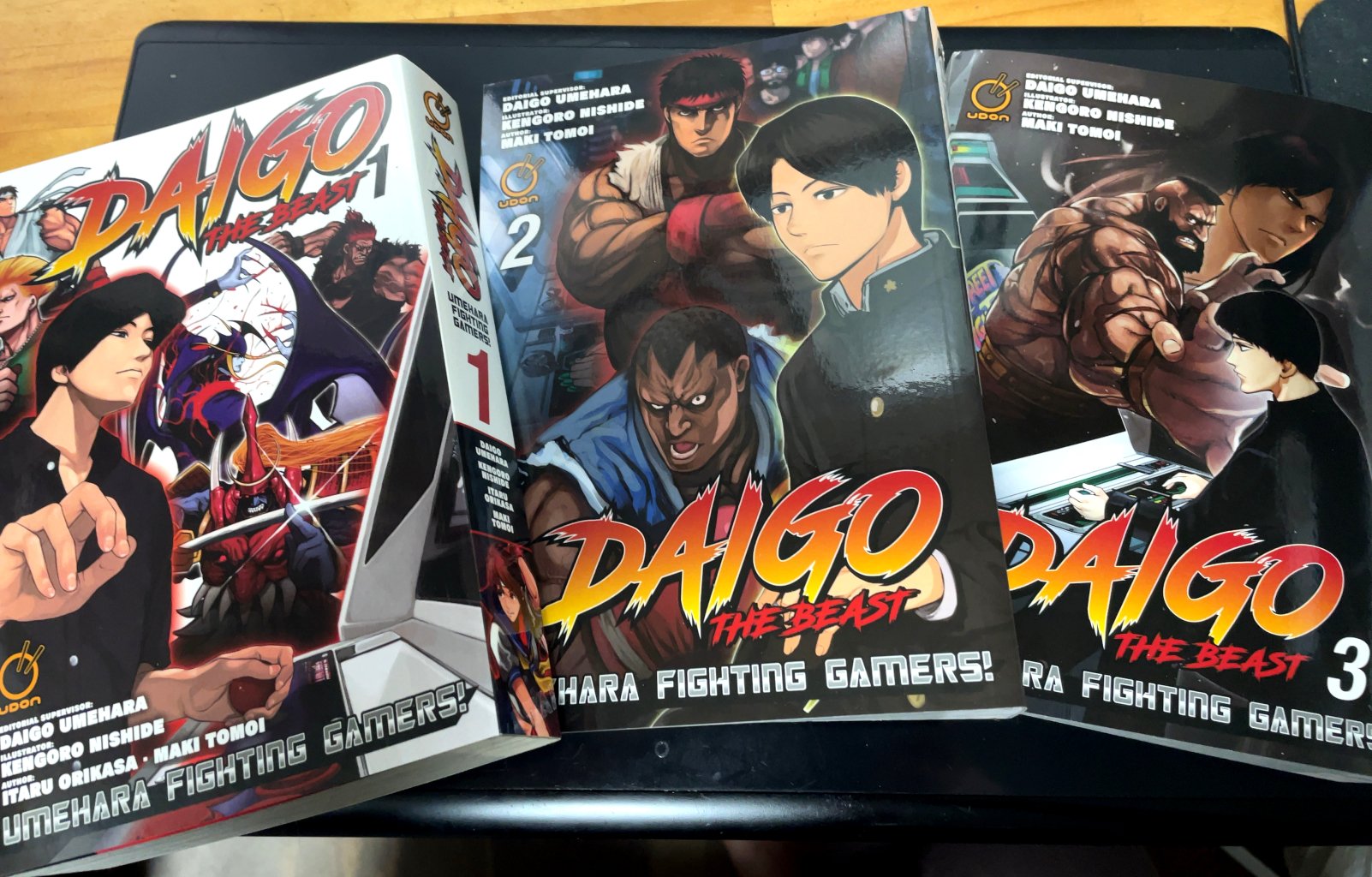 西出ケンゴロー 今更ながら ウメハラ Fighting Gamers の英語版をいただいた 連載から今年で8年 どう翻訳してるのかなという楽しみもあったけど ガムシャラにストリートファイター描いてたなという懐かしさも思い出す T Co Kddstxkbpf Twitter