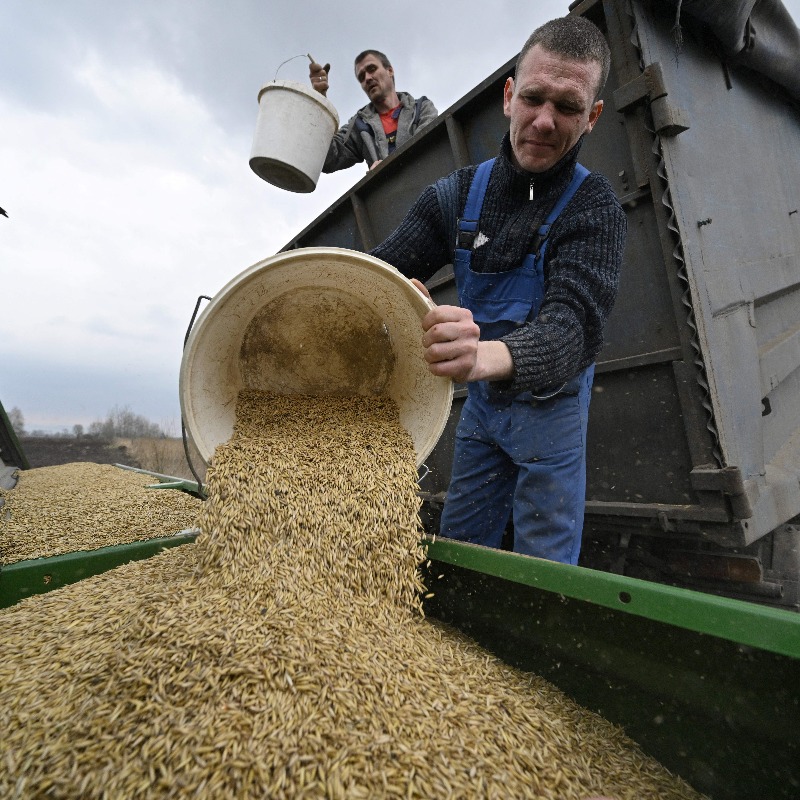 EU_Commission's tweet photo. With transport routes blocked or destroyed by Russia, 20M tonnes of grain are stuck in #Ukraine. We're establishing Solidarity Lanes to help 🇺🇦 move agricultural products &amp; import goods it needs, from humanitarian aid to animal feed, enhancing global food security.

#EUSolidarity