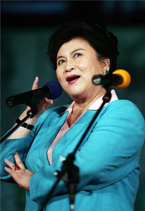 Chineinfocom's tweet photo. La célèbre #conteuse de #pingshu #LiuLanfang revient sur sa vie artistique, l’opportunité qu’elle a eue de grandir dans la nouvelle ère du #quyi ainsi que sa conception de cet #art d’une « vitalité éternelle ».
#Chine #culture #tradition
Lire 👉https://t.co/DyKsd4UOaQ https://t.co/2HXvNuXKbG