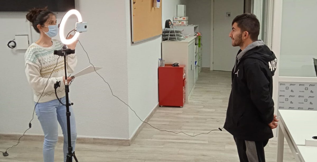 GCecap's tweet photo. Emprendedores de @FactorySbiz  se “enfrentan” a las cámaras para valorar su experiencia en la I Edición del proyecto
Jorge, Manuel y Raquel son los  alumnos que han dejado constancia de las bondades y dificultades a las que se enfrentan durante el curso https://t.co/F8fdqkcBly https://t.co/VRhs4k9JoV