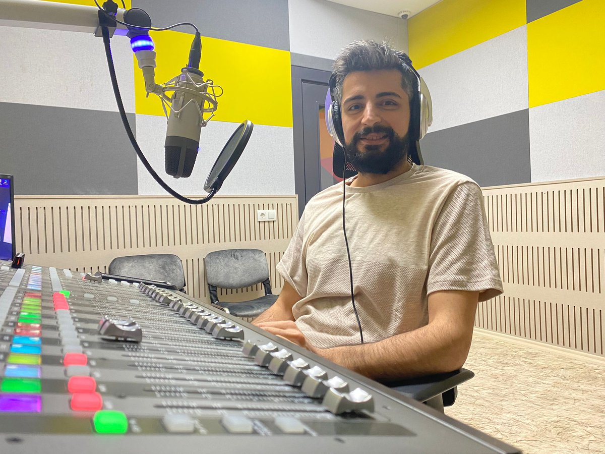 İzmir Film Festivalinde ve TRT'de gösterimde kalan ve bu akşam Altın Baklava Film Festivalinde finalde yarışacak olan "Değişim" filminin yönetmeni İsmail Kurt saat: 13.00'de, HKÜ Radyoda canlı yayında sizlerle 📻🎙️🎵