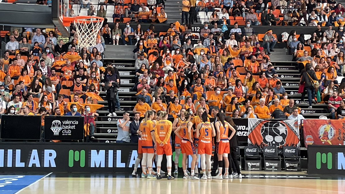 MarianBasket's tweet photo. Bon día!! Hui toca partit @valenciabasket @valenciaroskis #Juntesmesquemai #Aperelles #SocTaronja #FontetaForever🔥 #FinalLFEndesa 💪🏼🏀🧡🍊🔥 https://t.co/xPiQK0OV7P