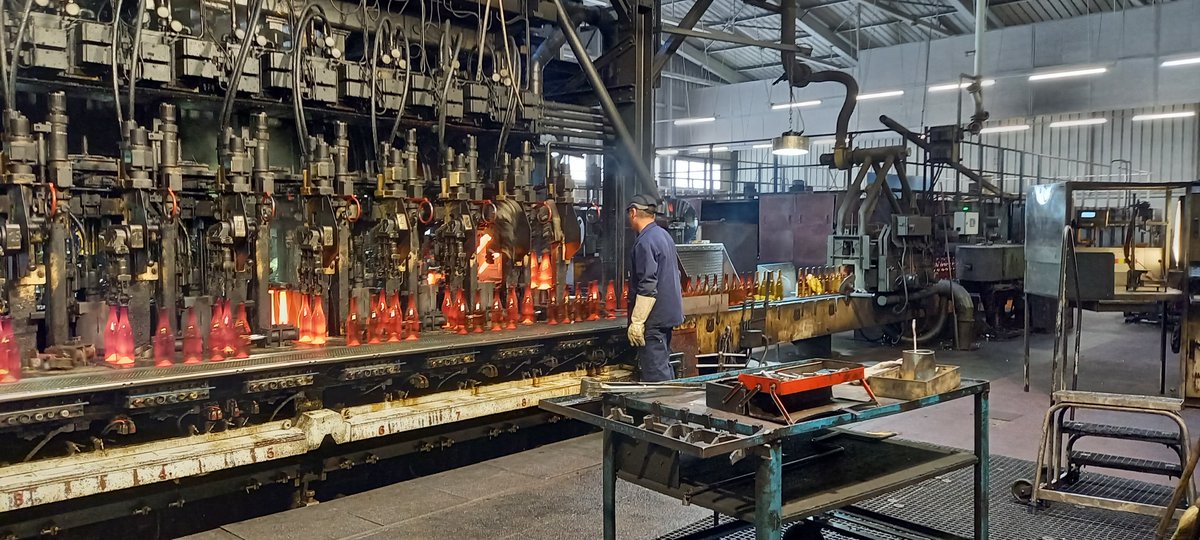 26_sypp's tweet photo. #enjeux du #recyclage   |   filière du verre 
✅Elus et techniciens ont bénéficié d'une visite guidée à la verrerie OI au côté du responsable d’exploitation qui les a mené au cœur du process de fabrication
Un grand merci pour cette découverte ✨ https://t.co/pl9QARoqx2