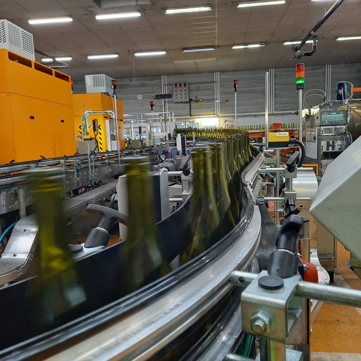 #enjeux du #recyclage   |   filière du verre 
✅Elus et techniciens ont bénéficié d'une visite guidée à la verrerie OI au côté du responsable d’exploitation qui les a mené au cœur du process de fabrication
Un grand merci pour cette découverte ✨