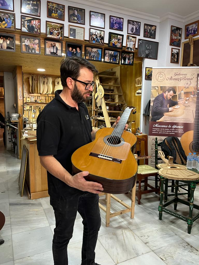 #FlamencoyModaJerez| Esta semana <a href="/alvientooo/">Alberto Ribas</a> <a href="/GyMbyPepelu/">Gastronomía y Moda</a> <a href="/dianamiaus/">Diana Millos</a> y <a href="/MariaIsabel_91/">Maribel AV</a> promocionarán el flamenco y la moda a través de este blogtrip. Hoy visitan en #Sevilla la guitarrería de <a href="/abernalguitars/">Antonio Bernal</a> , ¡todo un espectáculo!