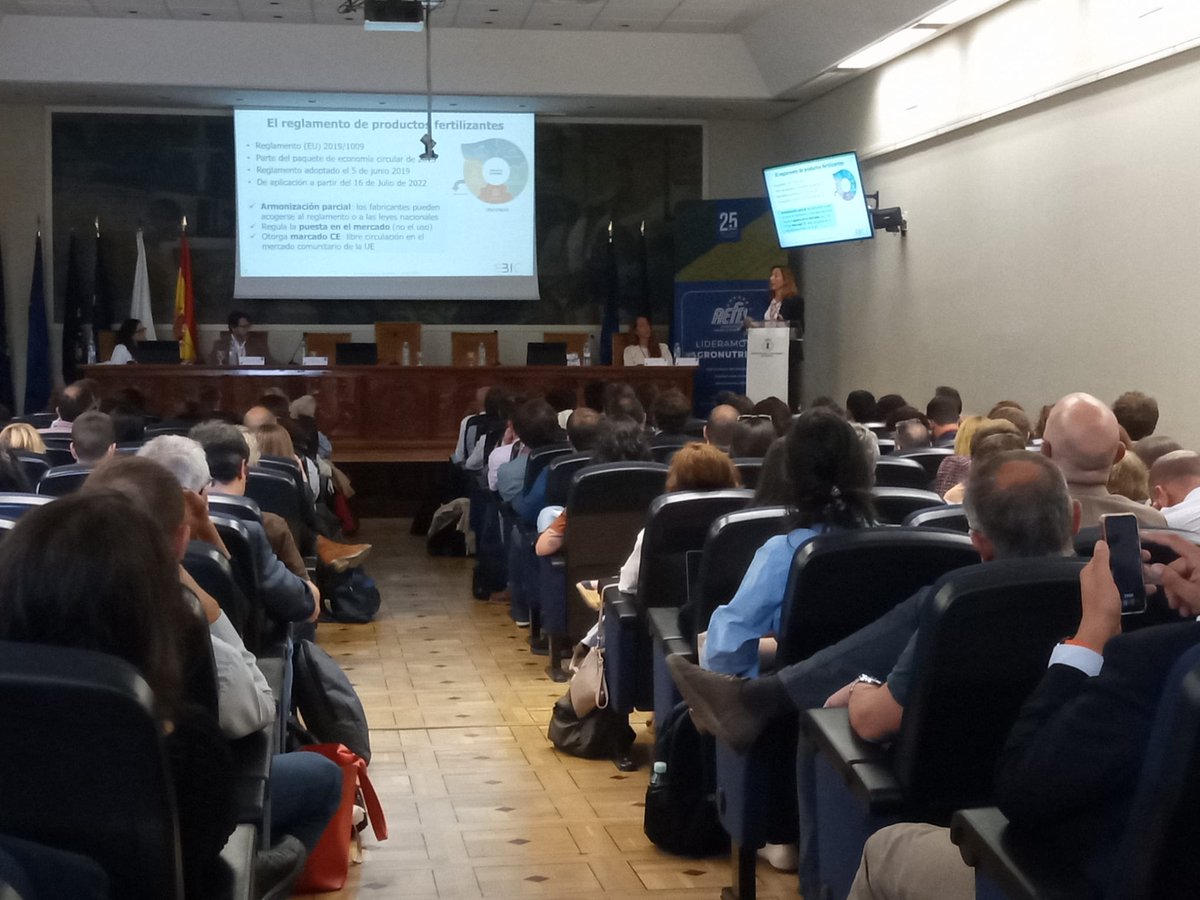Phytoma's tweet photo. Estefania Hinarejos: "El Reglamento 2019/1009 delimita fronteras entre fitosanitarios y fertilizantes", en la Jornada #AEFAtech @AefaAgro https://t.co/0NsJMIHmaO