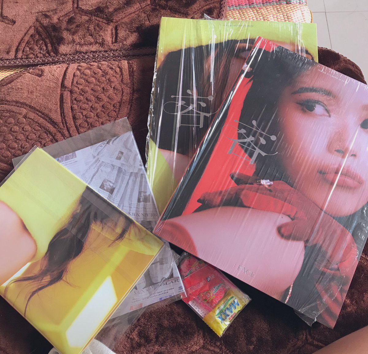 ar_lyuu's tweet photo. puno na po orocan ko
thank you @minsolar_cart ๐ dumating napo ๅฎน : FACE albums ko. apakabait at trustworthy na shop. ang sarap po nung kendi hihi loveyouu ๐ #minsolar_proofs https://t.co/U0yEgP4KEZ