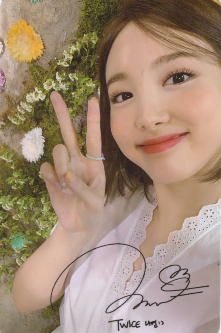 yejincart's tweet photo. … 💭 #yejinwants wtb lfb ph

↳ wants nayeon signed so so much ><

   - can trade w/ mina rp or momo rp 
   - can buy naman but no to op / large sets
   -  reply/dm offers !! https://t.co/j8bBNjtTmi