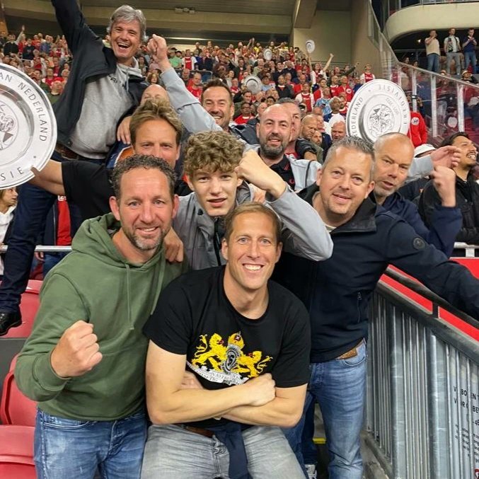 Mooi avondje je gisteren! 
Hij is toch 'gewoon' weer binnen! 💪🏼
<a href="/AFCAjax/">AFC Ajax</a> <a href="/AjaxFancare/">Ajax Fancare</a> waarom in godsnaam bij zo'n goede sfeer bij het tonen van de schaal bij de tribunes, DJ s laten spelen ipv normale interactie spelers en publiek. In 1 klap sfeer weg. Wat een slechte keuze!