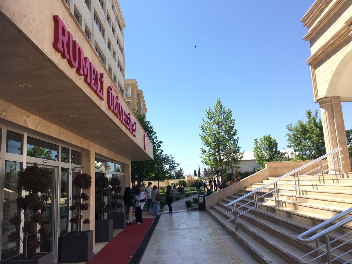 Buraya yaz şimdiden geldi diyebilir miyiz ? 😍 Vize sınavları arasında bu güzel havada bahçede oturup sohbet etmek , voleybol oynamak çok güzel  ☺️🌿 #RumeliÜniversitesi