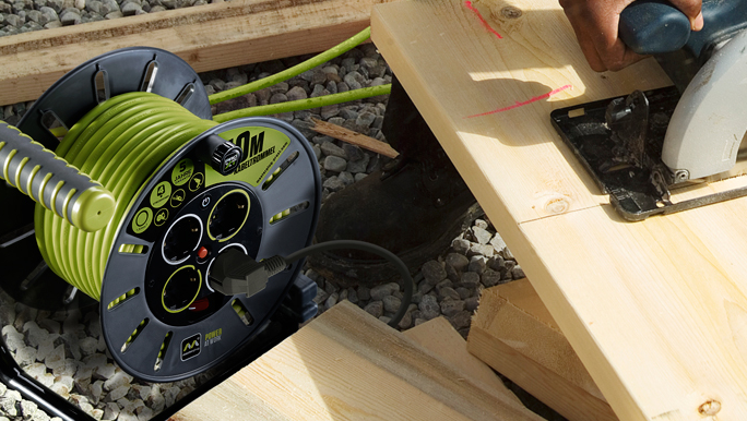 3P_GmbH's tweet photo. Aber auch bei Handwerkern, dienstlich oder zuhause, braucht es Strom. #Bohren, #schleifen, #sägen … Kabel zu kurz? Die #Masterplug #Kabeltrommeln nehmen auch Profis! Von 15 bis 50m. Jetzt ordern z.B. hier https://t.co/RpzhEOerUD oder bei amazon. https://t.co/va0Z6Bx5n2