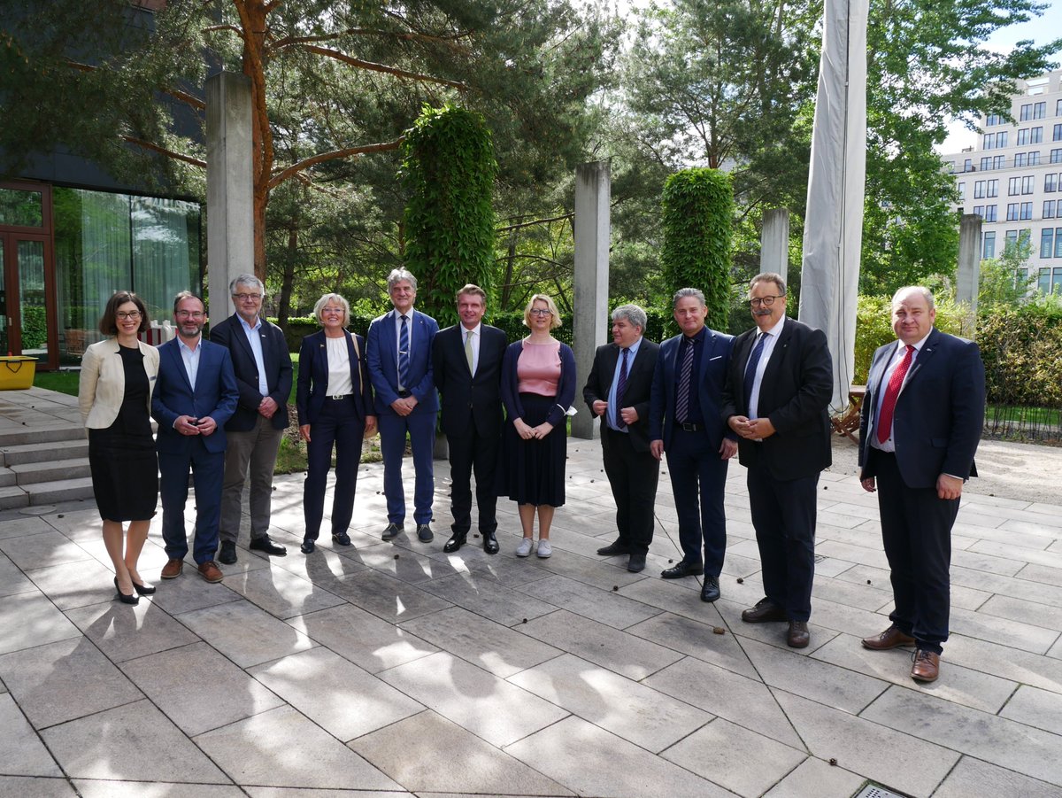 #Wassertourismus: Heute in großer Runde zu früher Stunde diskutiert, wie die #Freizeitschifffahrt weiter Fahrt aufnehmen kann. Herzlichen Dank im Namen des Bündnisses für #Wasserstraßen an <a href="/Thomas_Bareiss/">Thomas Bareiß</a>, @Schmidt_MdB und <a href="/zierke/">mary zierke</a>. Weitere Infos: ihk-obb.de/buendnis-wasser