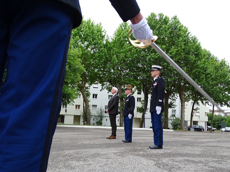 Discours ce matin de #PG_CA_Agen à l'invitation du général de corps d'armée commandant la région et la zone pour la remise de l'insigne OPJ aux nouveaux promus du GGD47. Propos solennels sur l'engagement, la spécificité et la responsabilité de l'OPJ.