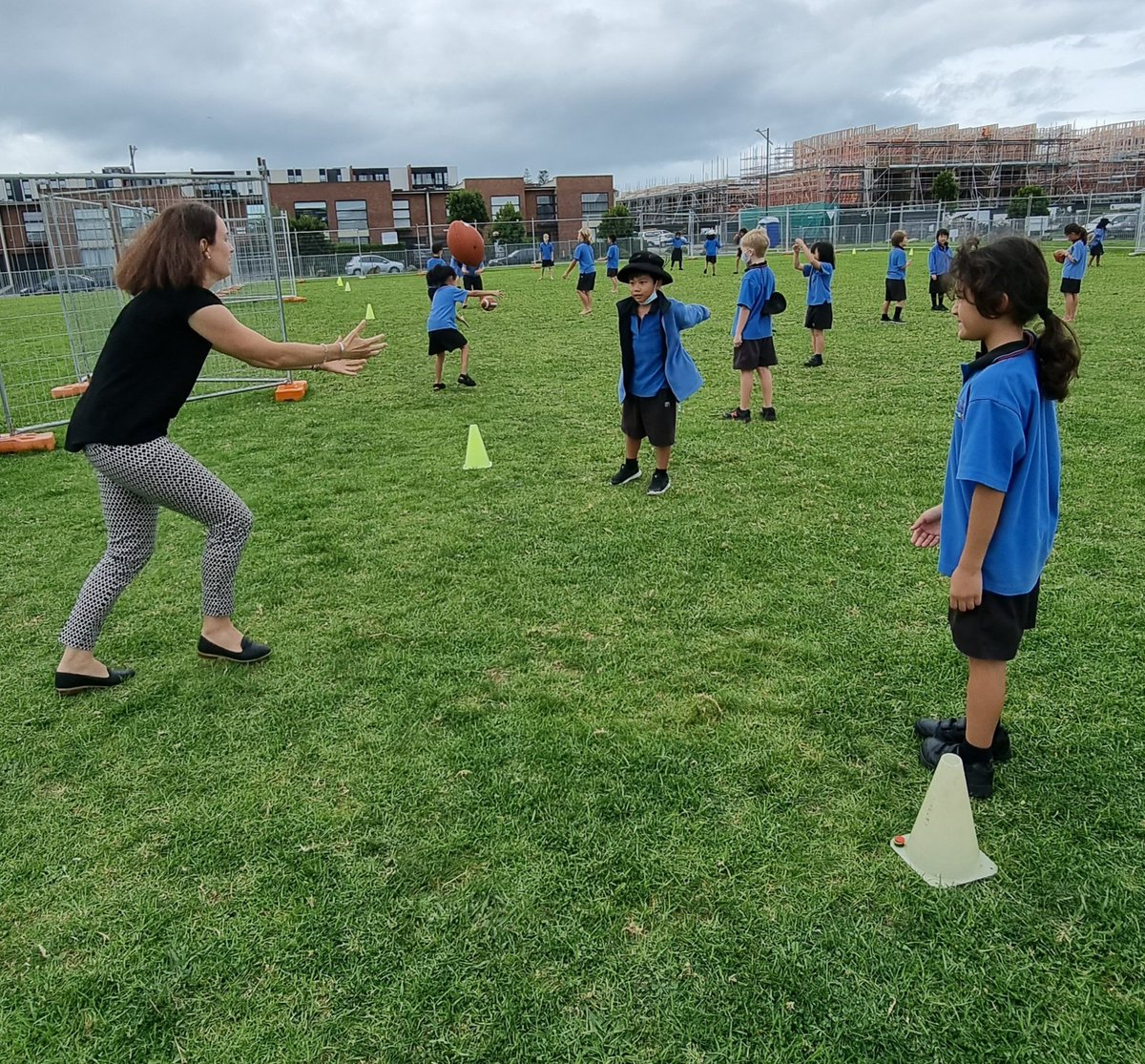 Our Year 3/4 learners, learning American Football with our Kelly Sports Coaches. Even our teachers are learning this too.
#leaningnewskills 
<a href="/StonefieldsSch/">Stonefields School</a> <a href="/SsCollaborative/">Stonefields Collab</a> <a href="/KellySportsAu/">Kelly Sports</a>