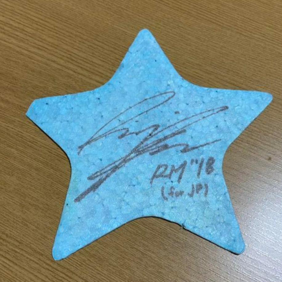 janeIIa_'s tweet photo. ˚✧₊ bts hea falling signed star

° rm
° 2000 | payo 

reply mine/dm me ♡
• mercari b8 | late may-early june eta

🏷 wts lfb bts pc ph jpn japan hea happy ever after fmv4 yokohama fan meeting signed sign star namjoon rm https://t.co/qbqubnrXvw