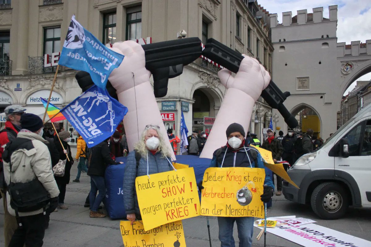 Die Waffenlieferungen aus Deutschland und seinen NATO-Verbündeten zeigen ihre Wirkung. Der Krieg in der Ukraine eskaliert. Darunter leiden nicht nur die Menschen in der Ukraine.  buff.ly/3l6l3kh

Foto: SDAJ München