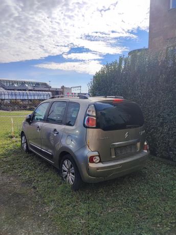 Drazbe_Finance's tweet photo. Citroen C3 picasso. Izkl.cena=3.000 evrov. https://t.co/917sB7v9rw https://t.co/UwsdiQBTXj