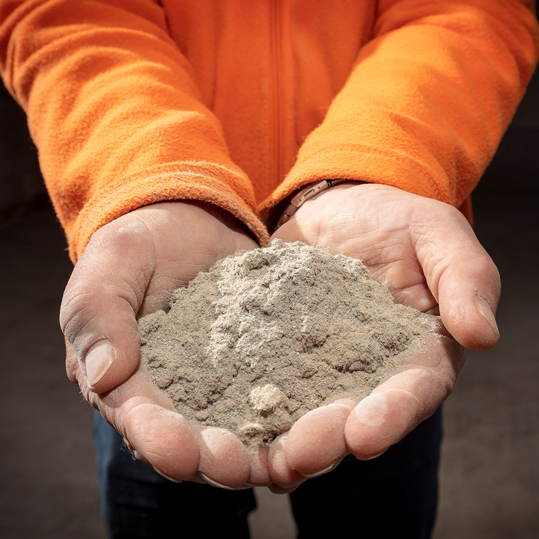 We are always looking for other ways to reduce, reuse and recycle our production, installation and post-installation waste. In 2020 we started a collaboration with TU Delft to take back and recycle their 20-year-old Marmoleum floors. #circularity fal.cn/3oya2