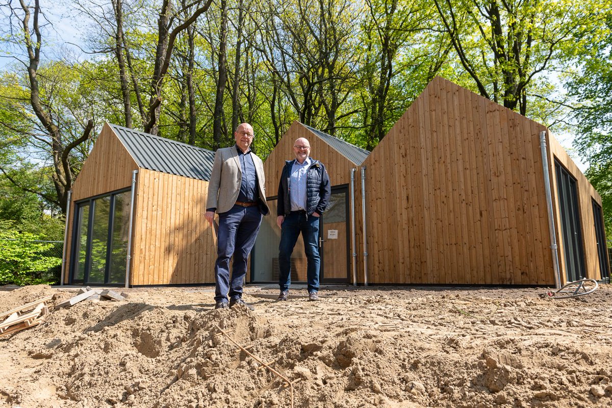 Op dinsdag 26 april werden de laatste zes van in totaal 12 tiny houses op Landgoed De Grote Beek geplaatst. Benieuwd wat het is? Klik hier ➡️ trudo.nl/nieuws/wonen-i…

#woningen #eindhoven #ggze #brabant #supportingpeople