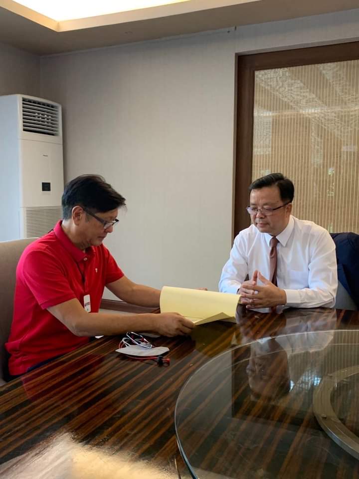 liqiphil's tweet photo. Marites: LOOK: Chinese Ambassador to Manila Huang Xilian paid a courtesy visit to presumptive President Bongbong Marcos and officially handed the congratulatory note of Chinese President President Xi Jinping. (Photo from BBM media bureau) #BilangPilipino2022 | via Edu Punay https://t.co/aP6ol9ygbO