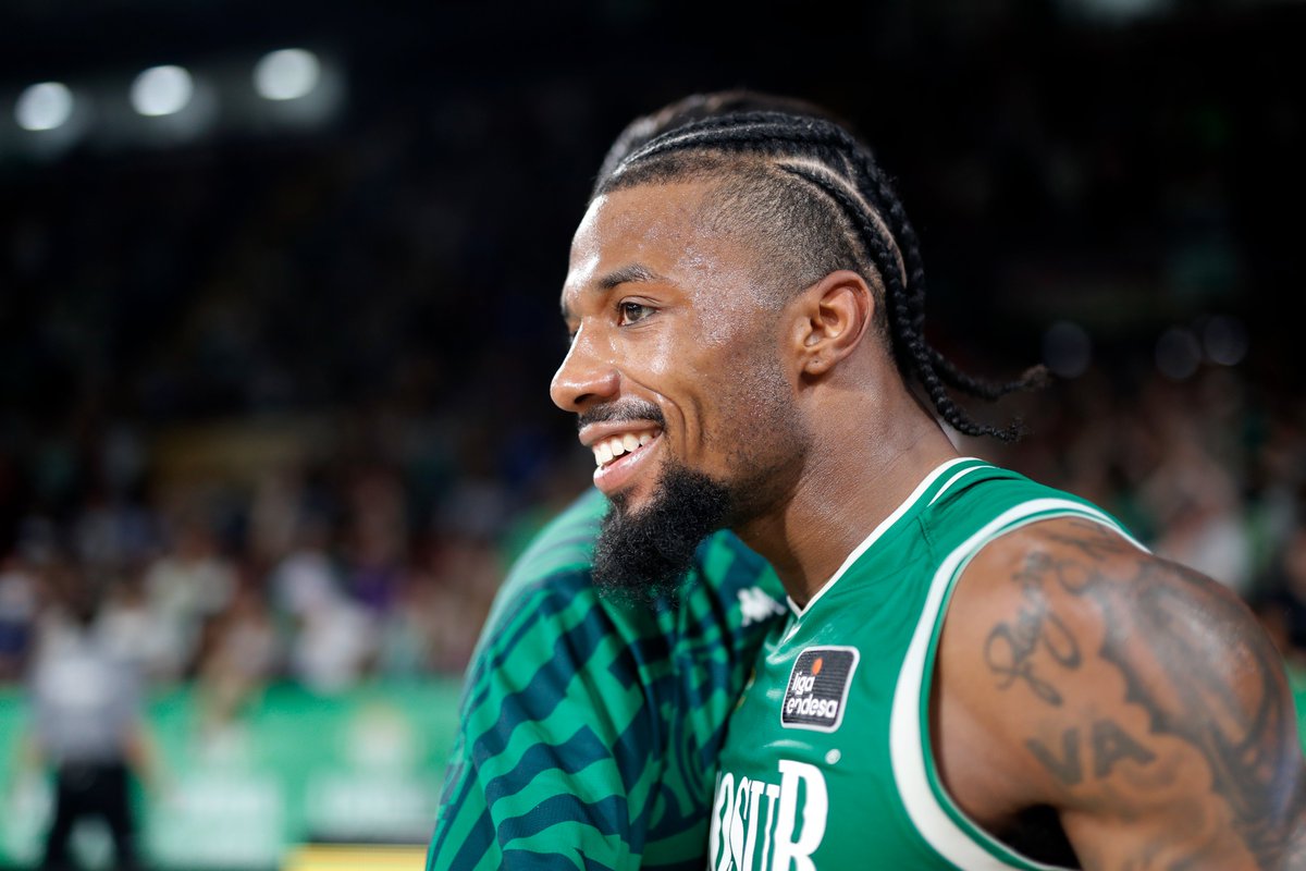 BaloncestoSev's tweet photo. ¡Siiiiiiiuuuu! 😃🙌🏼

@hollywood_XI logra el MVP de la jornada 33 en la #LigaEndesa... ¡el cuarto del año! 🔝✨

No nos creemos que sólo vaya el 1⃣1⃣ en la elección del MVP de la temporada. ¡Deja tu voto con el HT #MVPMovistar y el nombre del jugador! ¡Cada RT cuenta! 💚🏀 https://t.co/pcVngr6vBD