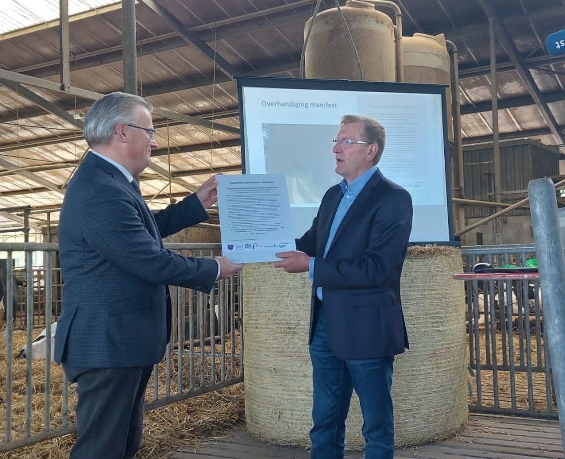 Vanochtend hebben Wierdense boeren samen met partners hun manifest aangeboden aan gedeputeerde Gert Harm ten Bolscher en het initiatief van coöperatief agrarische terreinbeheer als nieuwe TBO toegelicht. <a href="/GemWierden/">Gemeente Wierden</a> <a href="/ltowesttwente/">ltowesttwente</a> <a href="/Stimuland_nl/">Stimuland_nl</a> <a href="/GertHarmtB/">Gert Harm ten Bolscher</a>  <a href="/MinisterNenS/">Staslvvn</a>