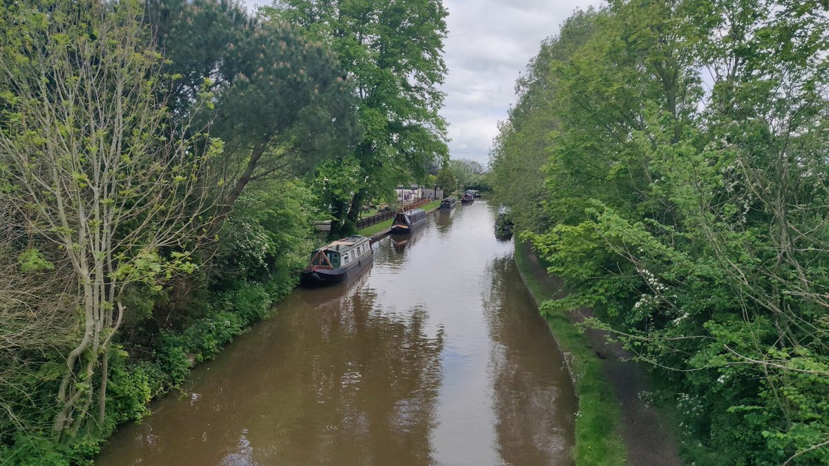 LifeOnTheCanal's tweet photo. Too long since my last walk but a day off today so here it is. Looking back to The Barbridge Inn where the last walk ended &amp; along the canal to Nantwich &amp; Beyond. The Middlewich arm from Barbridge Junction saved for another day #lifesbetterbywater #canallife #shropshireunioncanal https://t.co/VLKWFQsWpe